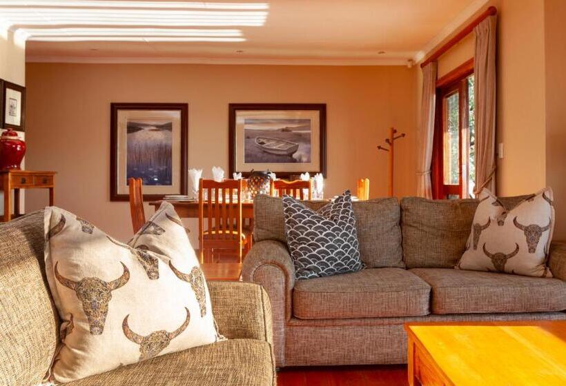 בקתה, Whispering Waters