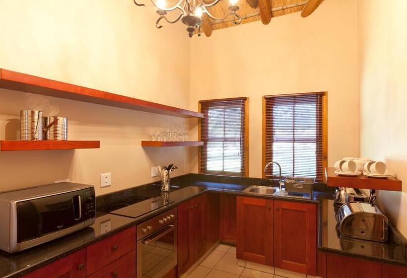 בקתת חדר, Whispering Waters