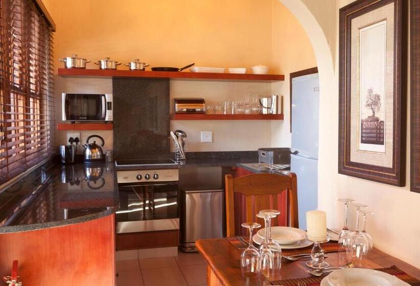 בקתת חדר, Whispering Waters