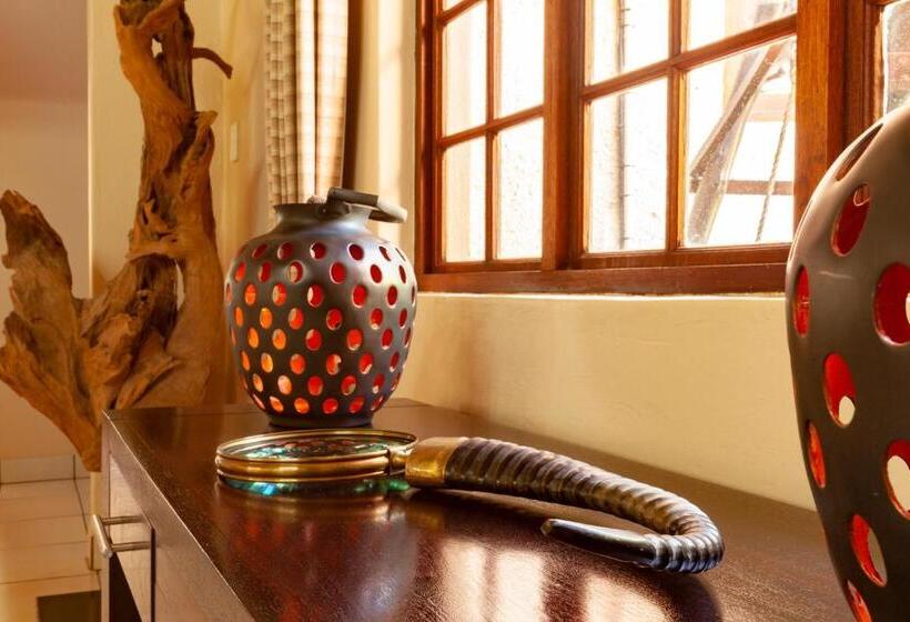 בקתת חדר, Whispering Waters