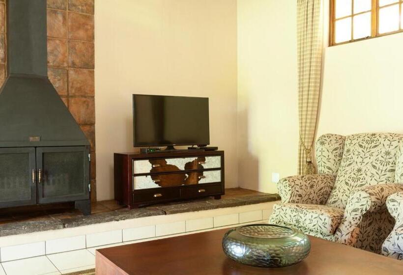 בקתת חדר, Whispering Waters