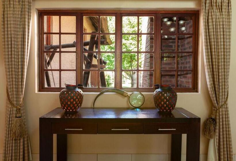 בקתת חדר, Whispering Waters