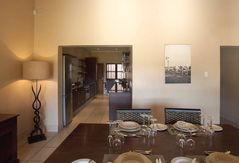 בקתת חדר, Whispering Waters