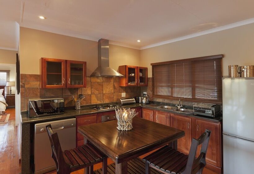 בקתה, Whispering Waters