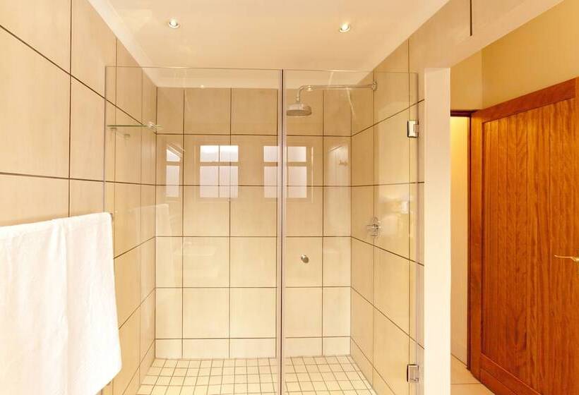 בקתת חדר, Whispering Waters