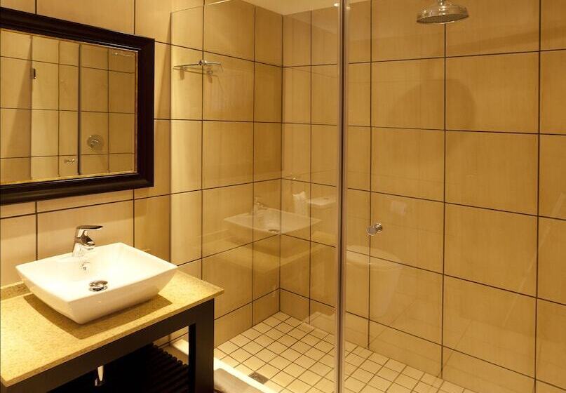 בקתת חדר, Whispering Waters