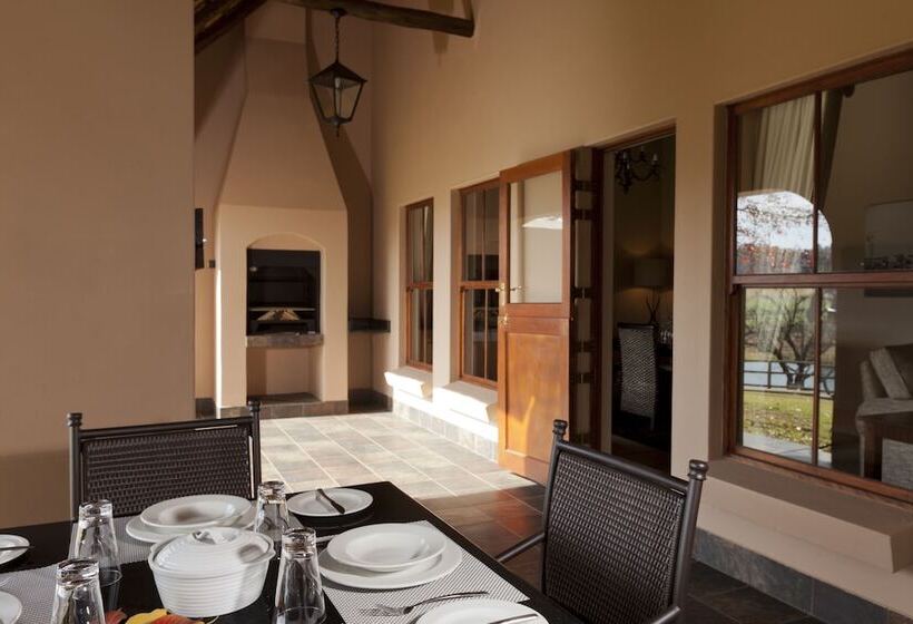 בקתת חדר, Whispering Waters