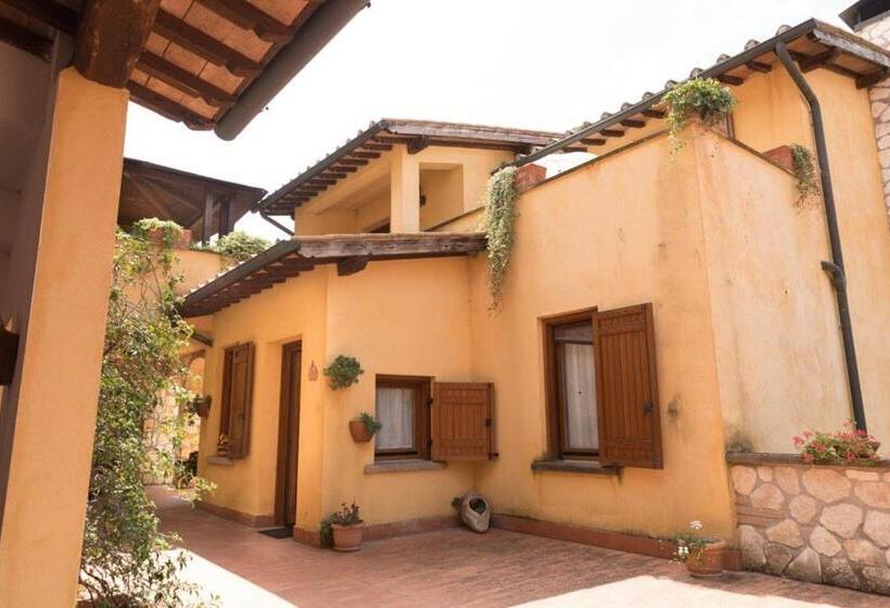 דירת חדר נוף לבריכה, Agriturismo La Vecchia Fattoria