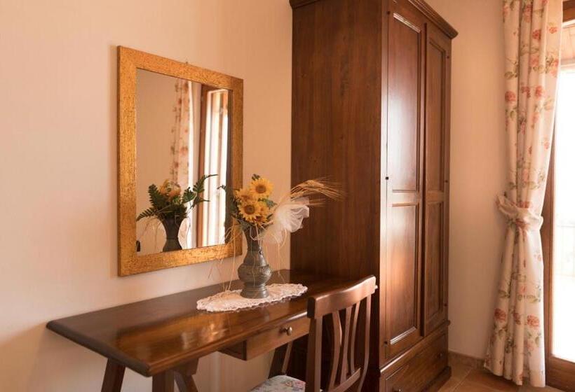 דירת חדר נוף לבריכה, Agriturismo La Vecchia Fattoria