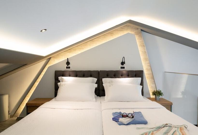 סטודיו אקזקיוטיב, Akti Toroni Boutique