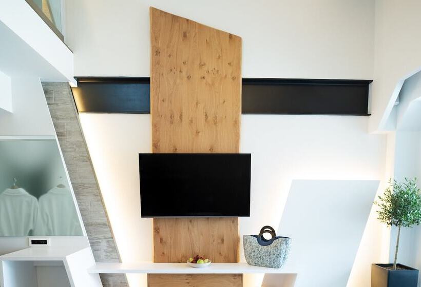 סטודיו אקזקיוטיב, Akti Toroni Boutique