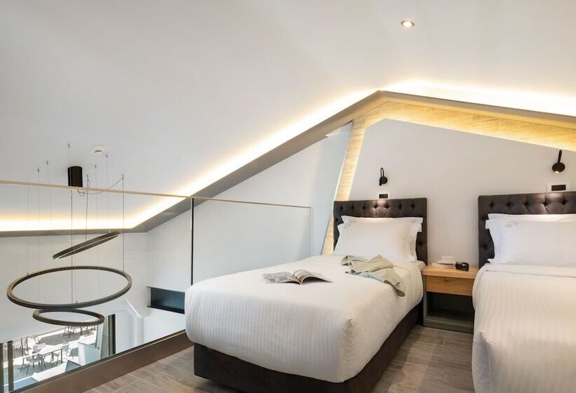 סטודיו אקזקיוטיב, Akti Toroni Boutique