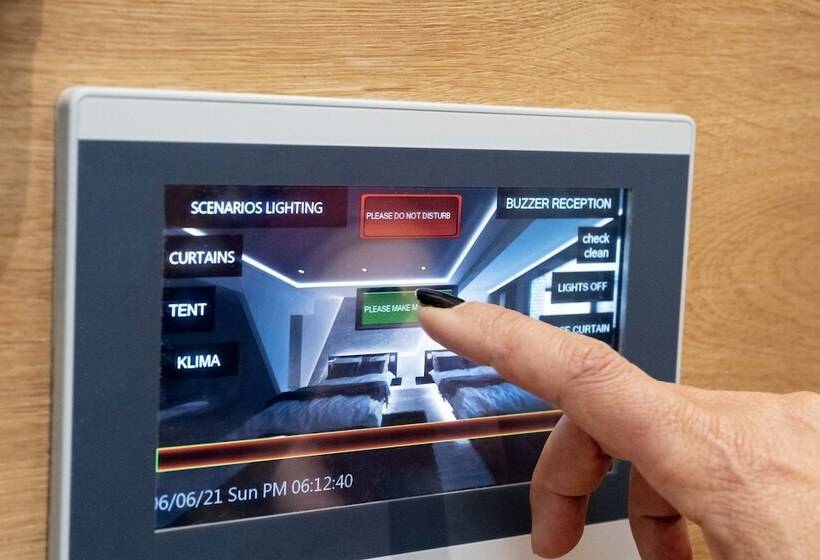 סטודיו אקזקיוטיב, Akti Toroni Boutique