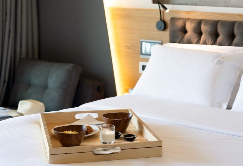 סטודיו אקזקיוטיב, Akti Toroni Boutique