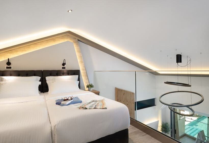 סטודיו אקזקיוטיב, Akti Toroni Boutique