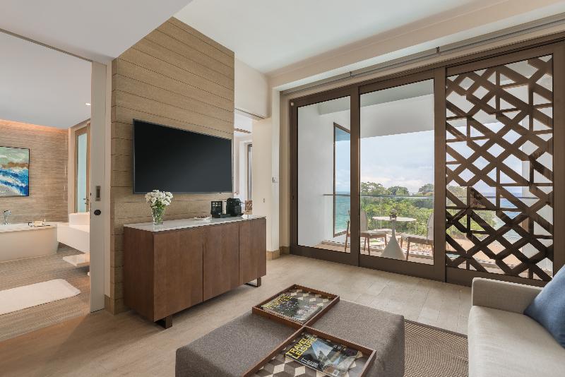 סטודיו אקזקיוטיב, Akti Toroni Boutique