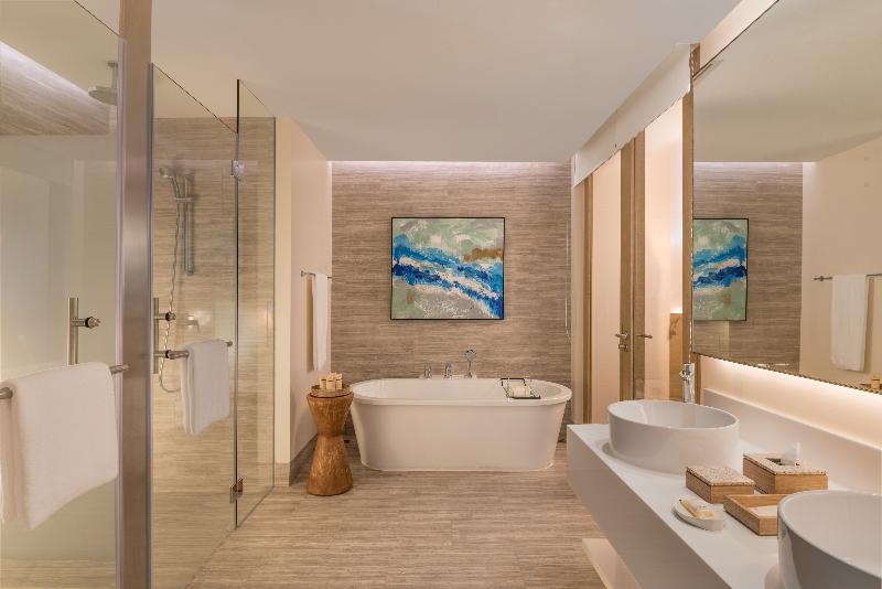 סטודיו אקזקיוטיב, Akti Toroni Boutique