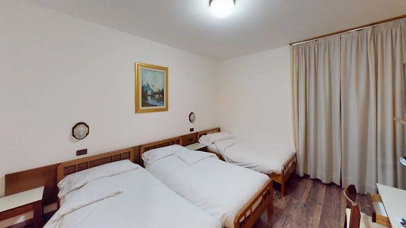 バルコニー付きスタンダードトリプルルーム, Davost