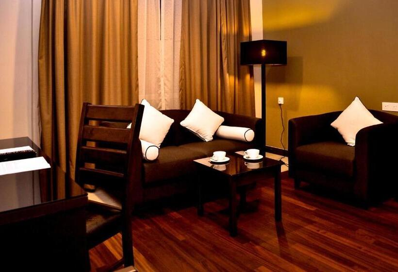 جناح جونيور, Lazenda