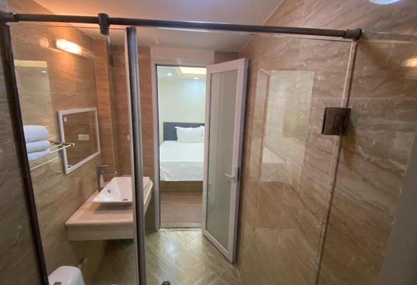 اتاق لوکس خانوادگی, Milton Boutique