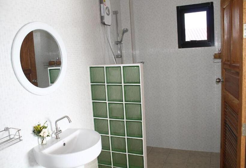 בקתה סופריור, Country Retreat