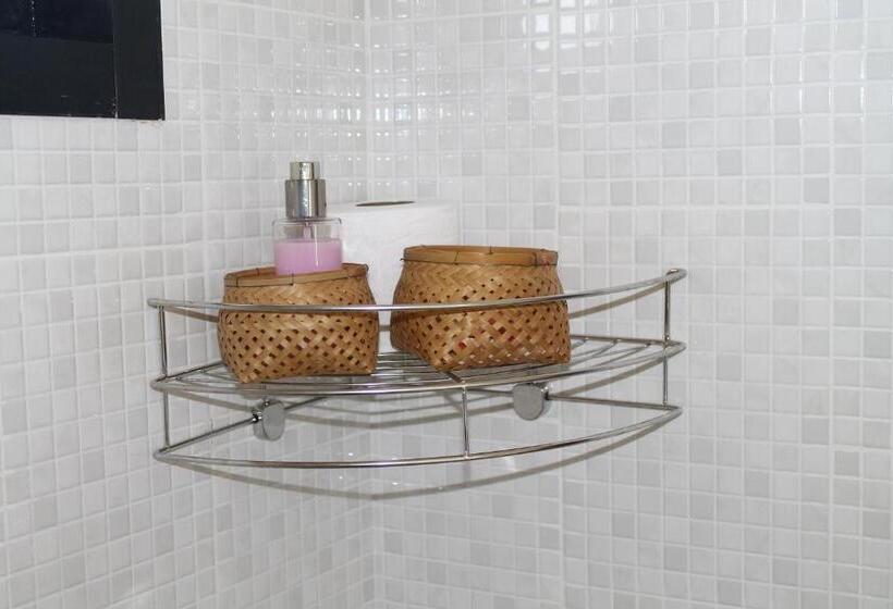 בקתה סופריור, Country Retreat