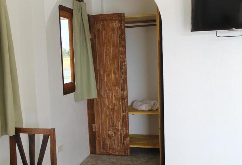 בקתה סופריור, Country Retreat