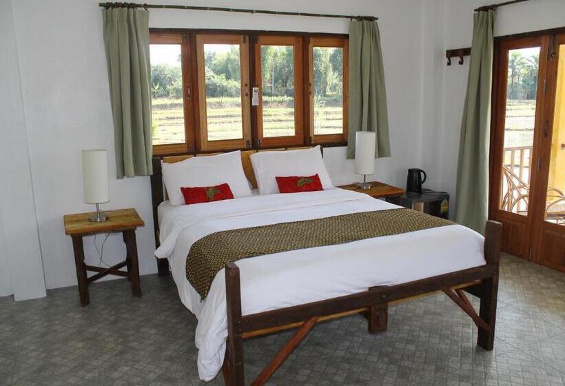 בקתה סופריור, Country Retreat