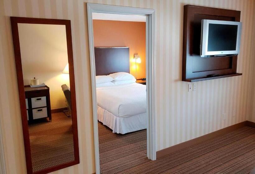 Suite Queen Bed, Prestige Prince George Lodge