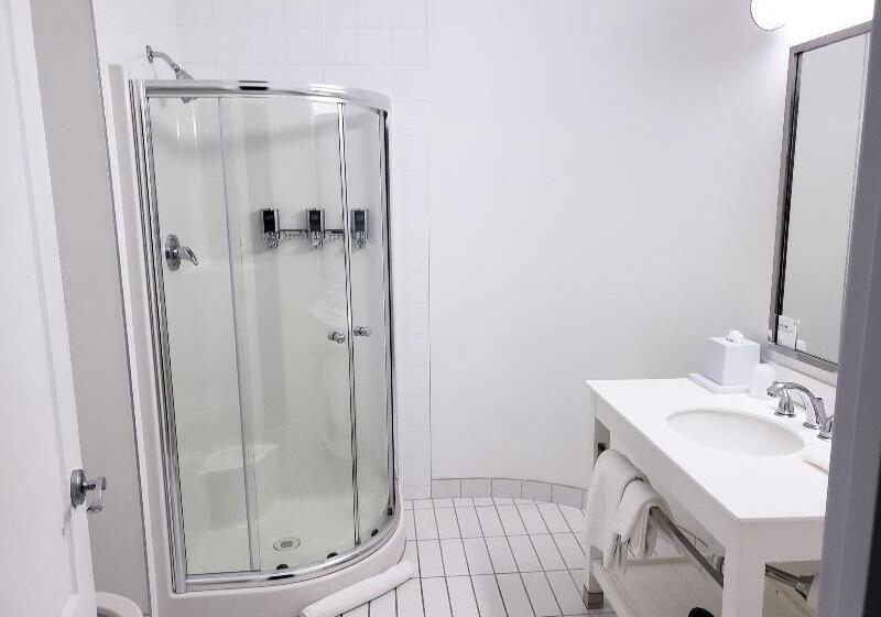 מיטת קינג בסוויטה, Prestige Prince George Lodge