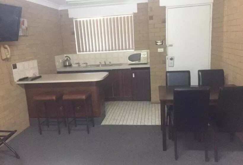 Perhehuoneisto, Alexander Motor Inn