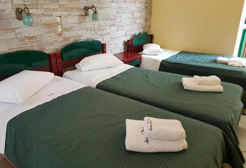 غرفة قياسية ثلاثية, Naxos Beach