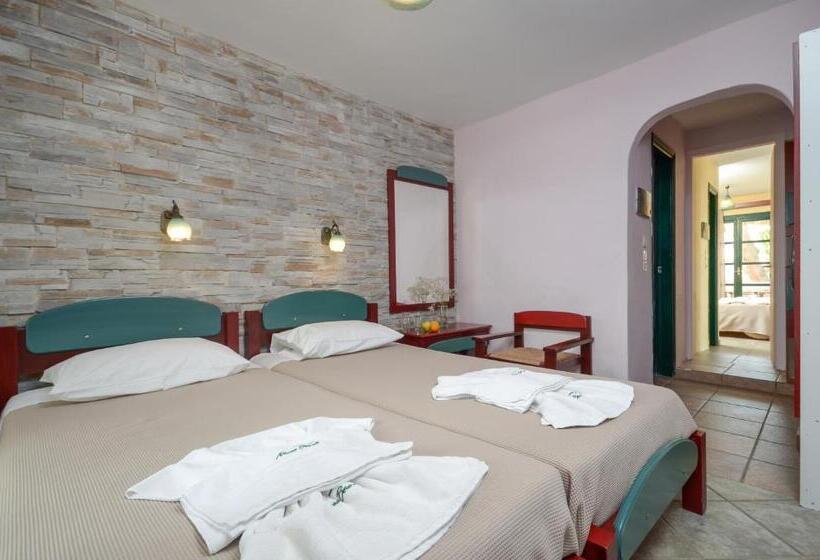 غرفة قياسية متصلة, Naxos Beach