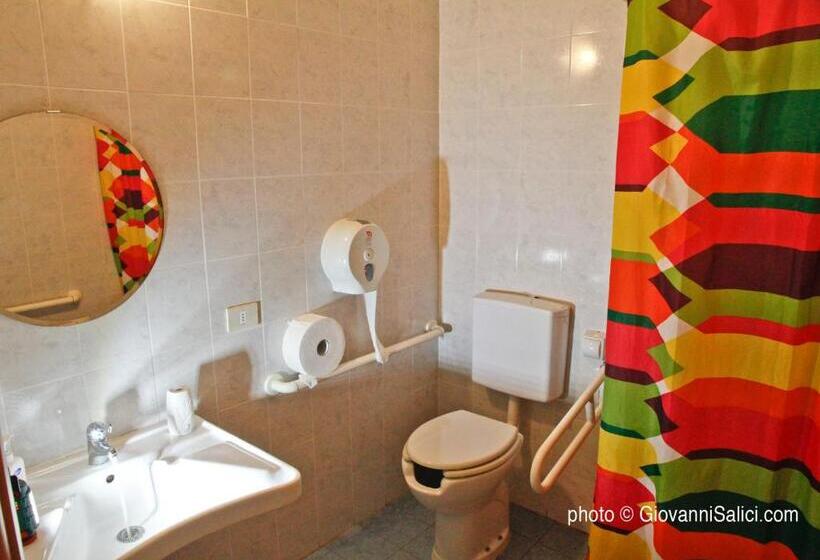 اتاق پنج‌تخته استاندارد, Lake Como Hostel