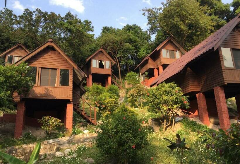 小室, Coral View Resort