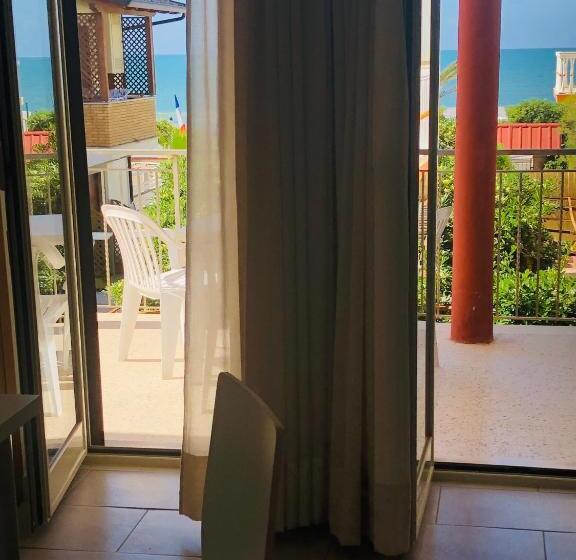 海景标准间带阳台, La Rosetta Scauri