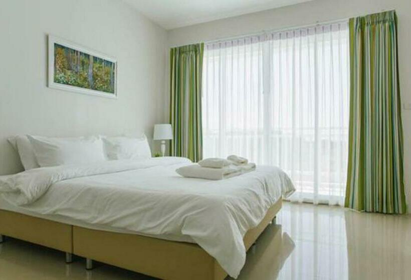 غرفة قياسية مزوَّدة بشُرفة, The Terrace