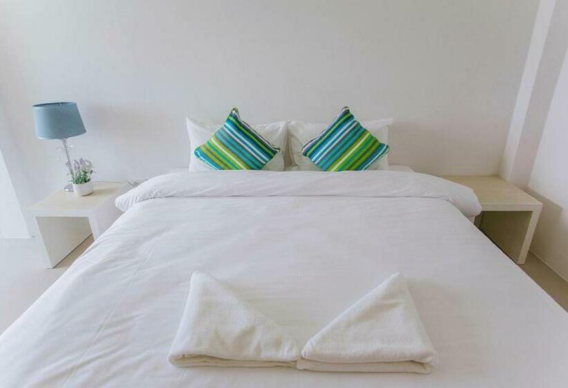 غرفة قياسية مزوَّدة بشُرفة, The Terrace