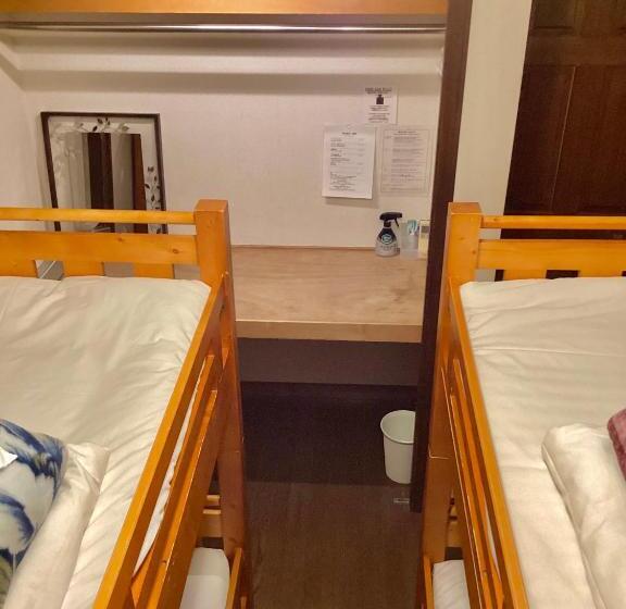 Номер Стандарт Четырехместный Совместный Санузел, Iza Kamakura Guest House And Bar