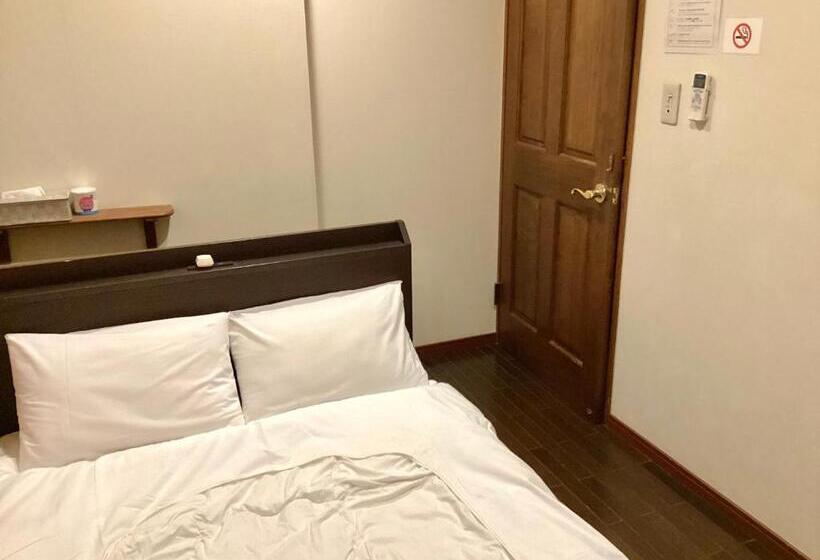 Номер Базовый Двуспальная Кровать, Iza Kamakura Guest House And Bar
