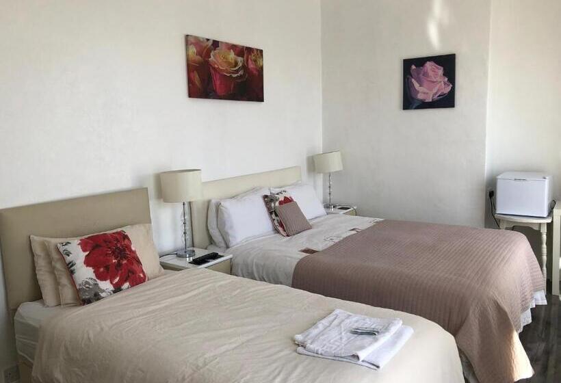 Семейный Номер, Admiral Guest House