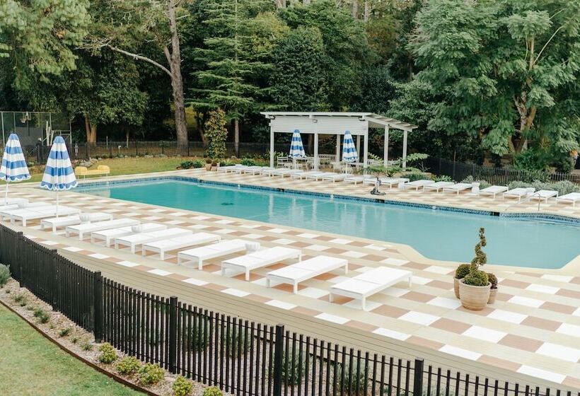 חדר משפחתי, The Lodge Jamberoo