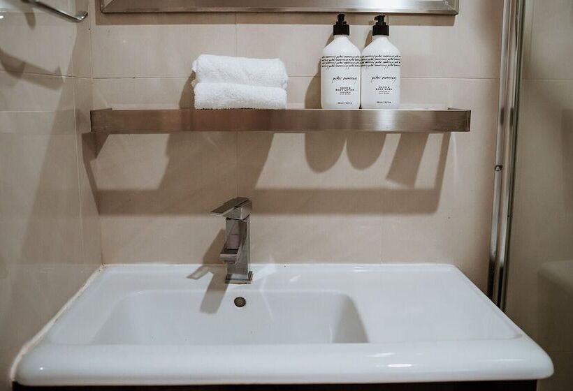 חדר משפחתי, The Lodge Jamberoo