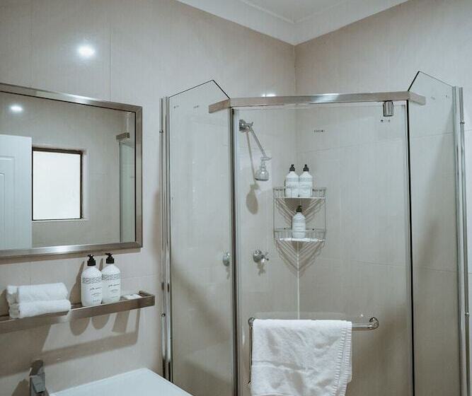 חדר משפחתי, The Lodge Jamberoo