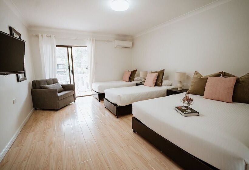 חדר משפחתי, The Lodge Jamberoo