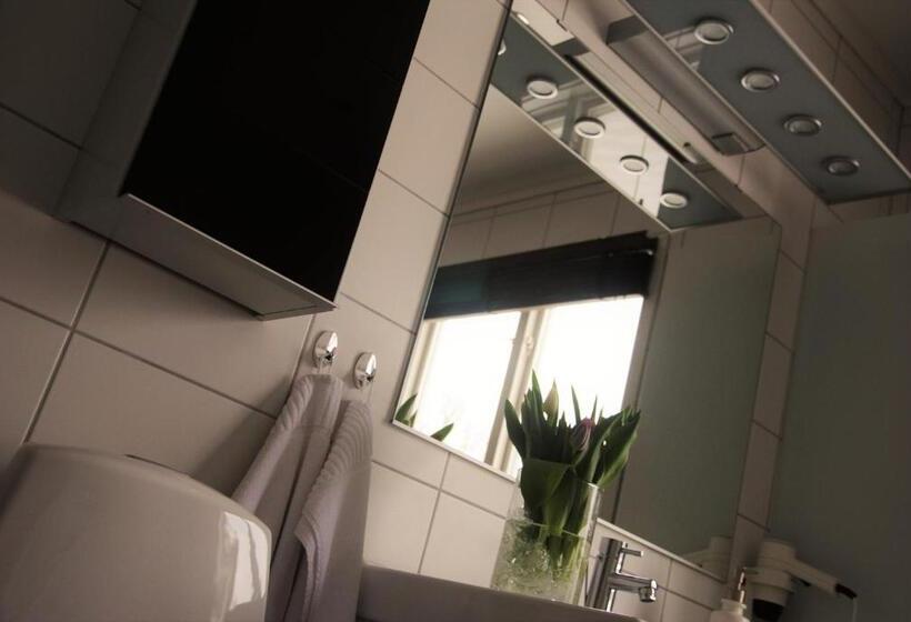 スイート, L Bjorkhaga