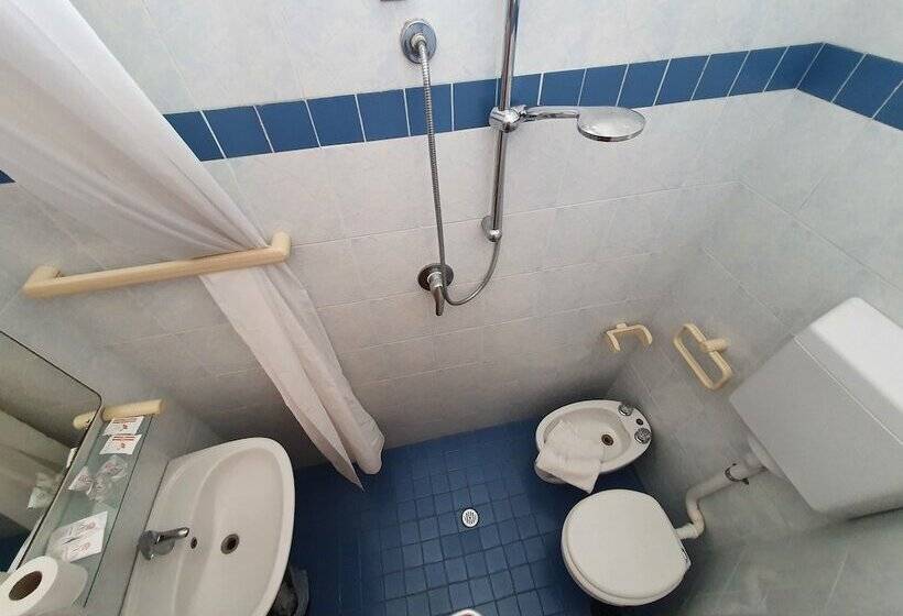 חדר בסיסי לארבעה, Marina