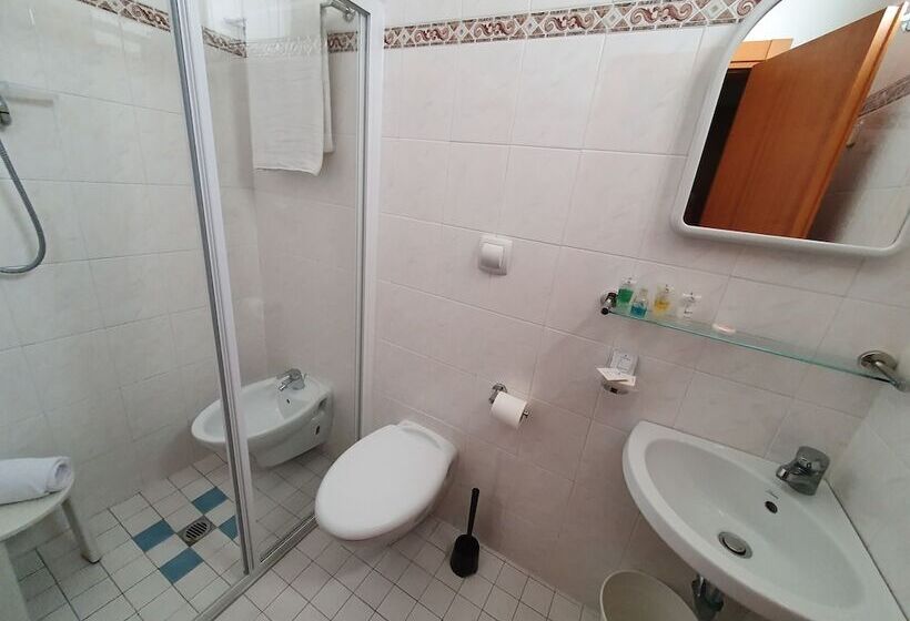 חדר בסיסי לארבעה, Marina