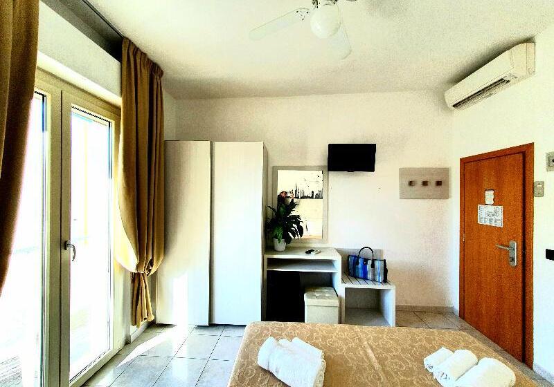 חדר קומפורט לשלושה, Marina