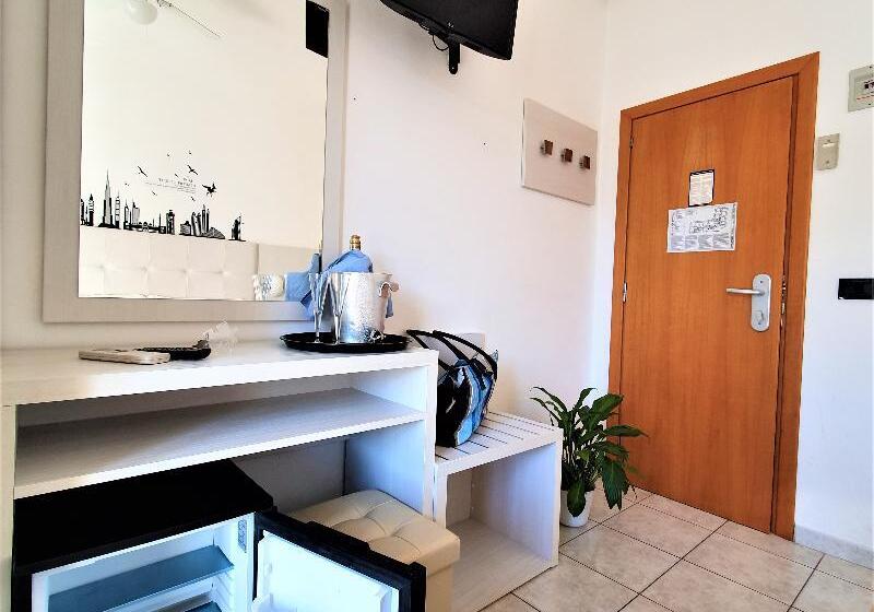 חדר קומפורט לשלושה, Marina